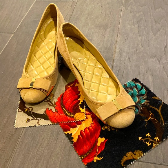 MICHAEL Michael Kors Shoes - Michael Kors Women's Kiera Flex Mid Suede Pump Size 9 Beige w Bows